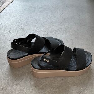 CROCS Women's Brooklyn Low Wedge Black and Mushroom Sandals